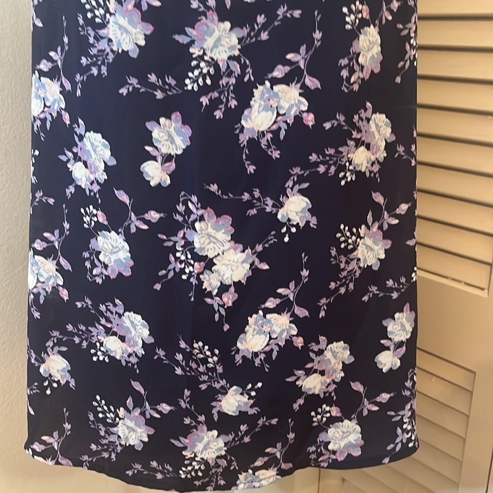 My Michelle Navy Blue Floral Print Sleeveless Blouse. Size Medium - Picture 3 of 9